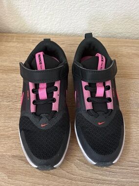 Nike Star Runner 5
Size 2Y